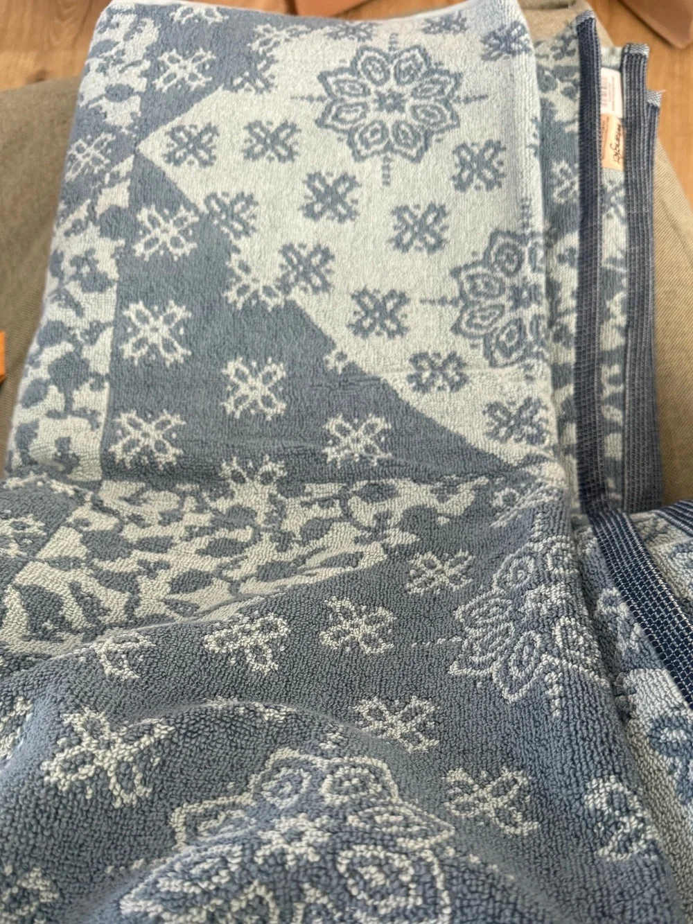 Wrangler bandana flower pattern 2 bath towels + Hand Towels - Blue & Light Blue